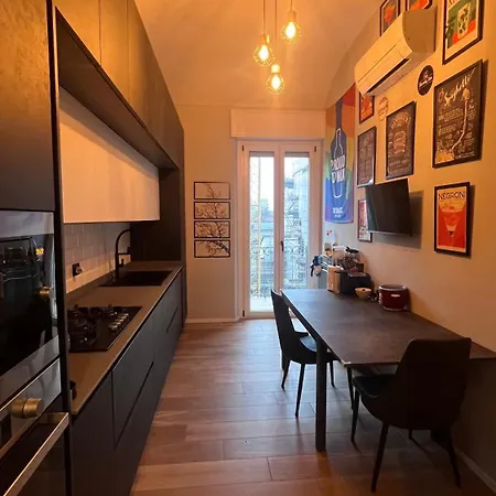 Con Bagno E Balcone Privato In Casa Condivisa 홈스테이